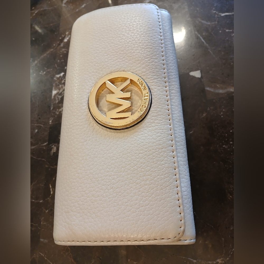 Michael Kors Wallet with Gold Logo - Picture 2 of 16